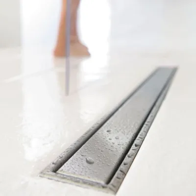 Caniveau de douche Wirquin Venisio Expert 70 cm avec grille réversible en acier inoxydable brossé ou carrelable.