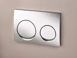 Plaque de chasse d'eau double ronde Geberit Alpha25, finition chromée brillante, boutons de chasse d'eau muraux.