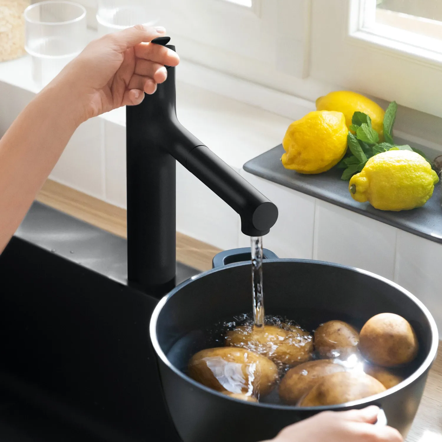 Mitigeur de cuisine Hansgrohe Zesis M33 160 avec douchette extractible et 2 jets finition noir mat — vue 4