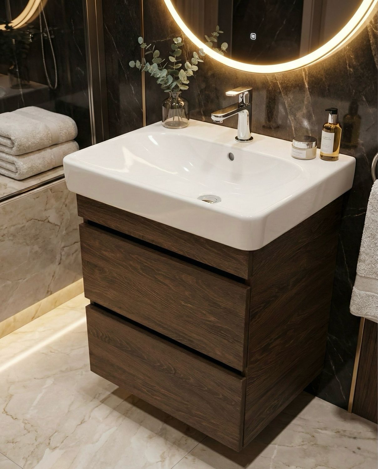 Meuble vasque de salle de bain Geberit Smyle 60cm à deux tiroirs en bois foncé avec vasque en céramique blanche installée.