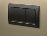 Plaque de commande carrée Geberit Alpha01, noir mat, à double bouton pour la chasse d'eau des toilettes.