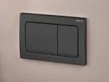 Plaque de commande carrée noire GEBERIT Alpha01 avec deux boutons pour chasse d'eau de réservoir de toilette.