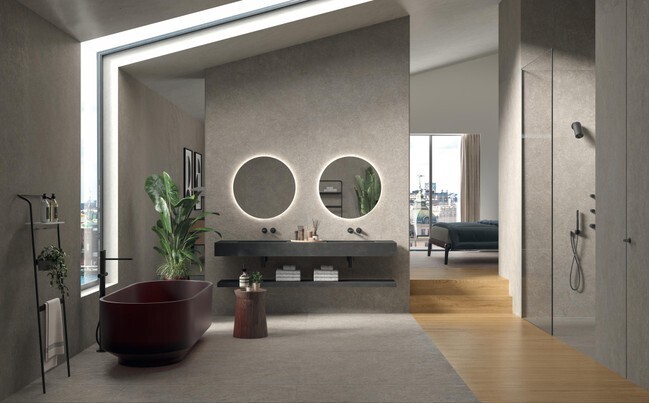 Intérieur de salle de bains moderne avec baignoire îlot, double miroir circulaire et douche à l'italienne avec pommeau de douche effet pluie.