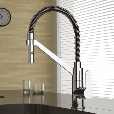 Robinet de cuisine chromé Remer avec bec mobile à 360 degrés et pommeau de douche extractible.