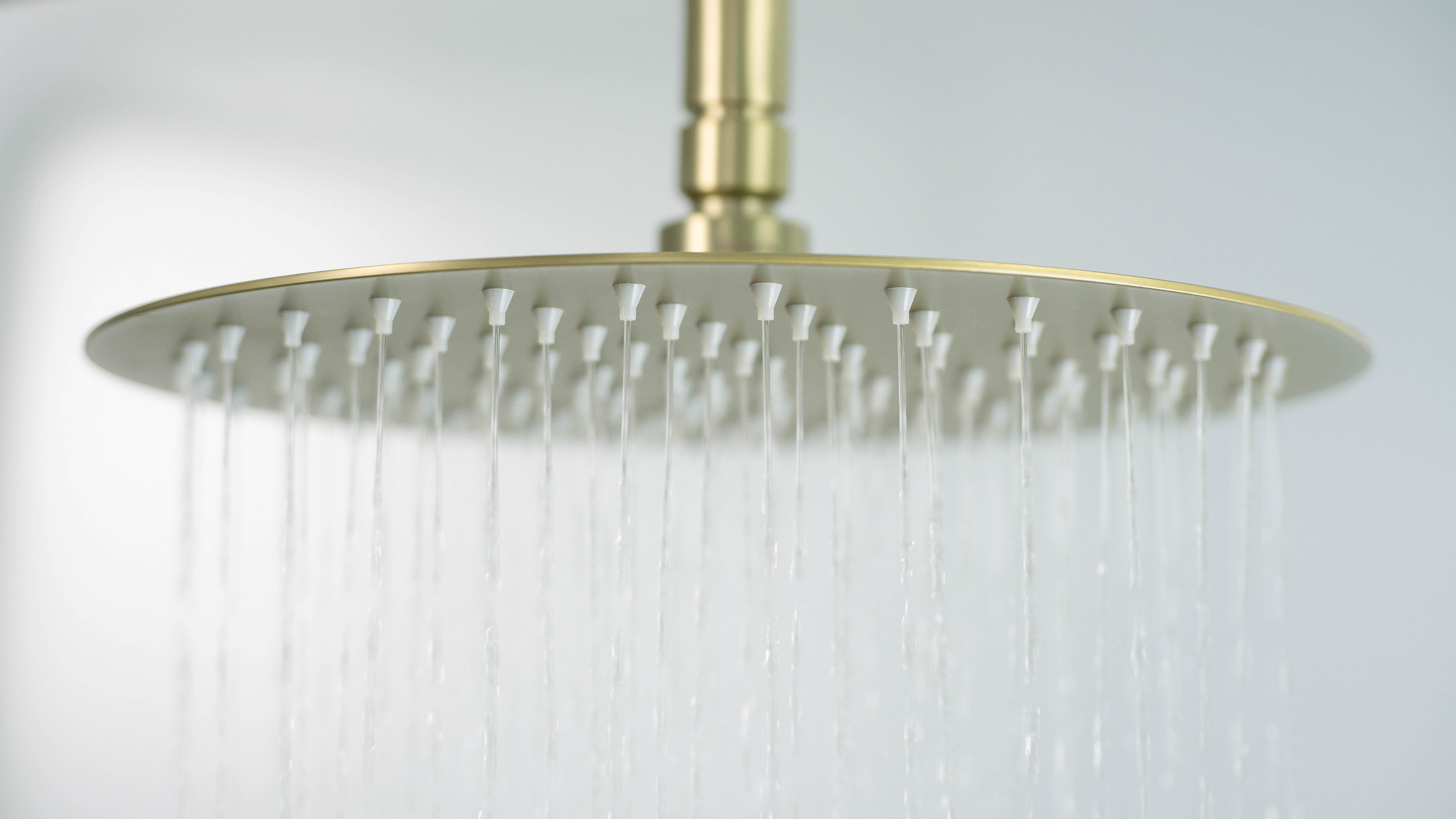 Colonne de douche Deante Arnika 250 avec mitigeur de douche en PVD or brossé et douchette à main 3 jets - vue 4