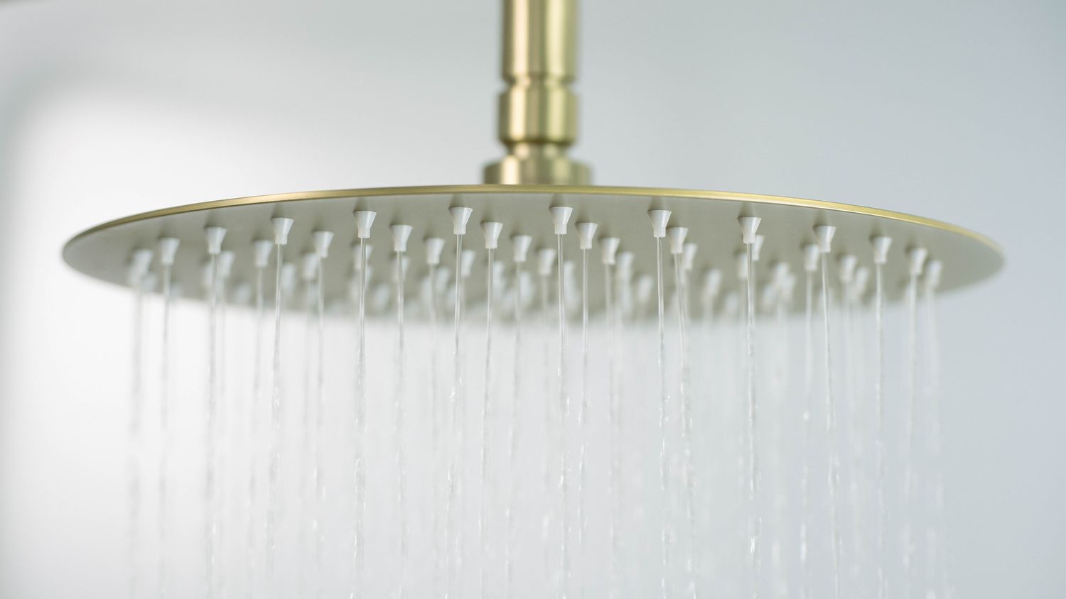 Colonne de douche Deante Arnika 250 avec mitigeur de douche en PVD or brossé et douchette à main 3 jets — vue 4