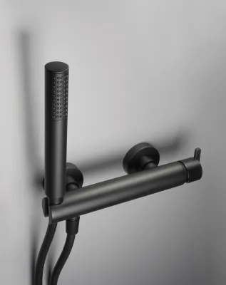 Mitigeur de douche Deante Silia noir mat avec douchette et flexible sur support mural.