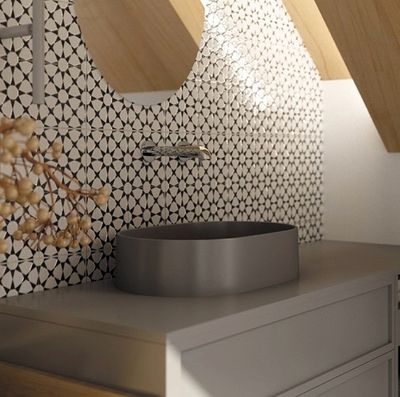 Vasque ovale Deante Silia 55x35cm finition anthracite métallisée sur un plan de travail de salle de bains.