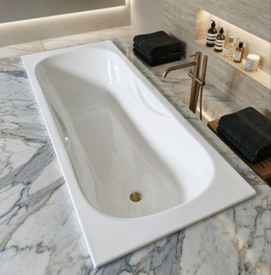 Baignoire Relax blanche avec accoudoirs intégrés et zone de douche antidérapante, 170 x 75 cm.