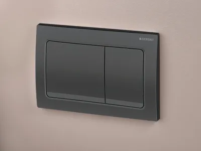 Plaque de chasse d'eau double carrée Geberit Alpha01, noir mat avec finition chromée brossée, bouton de chasse d'eau mural.