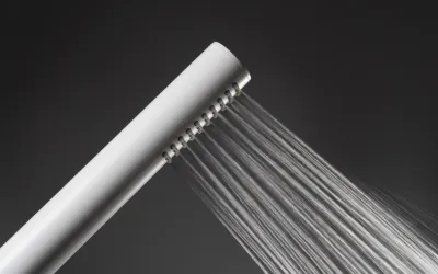 Pommeau de douche à main Deante Silia avec jet d'eau, finition blanche mate, avec support intégré.