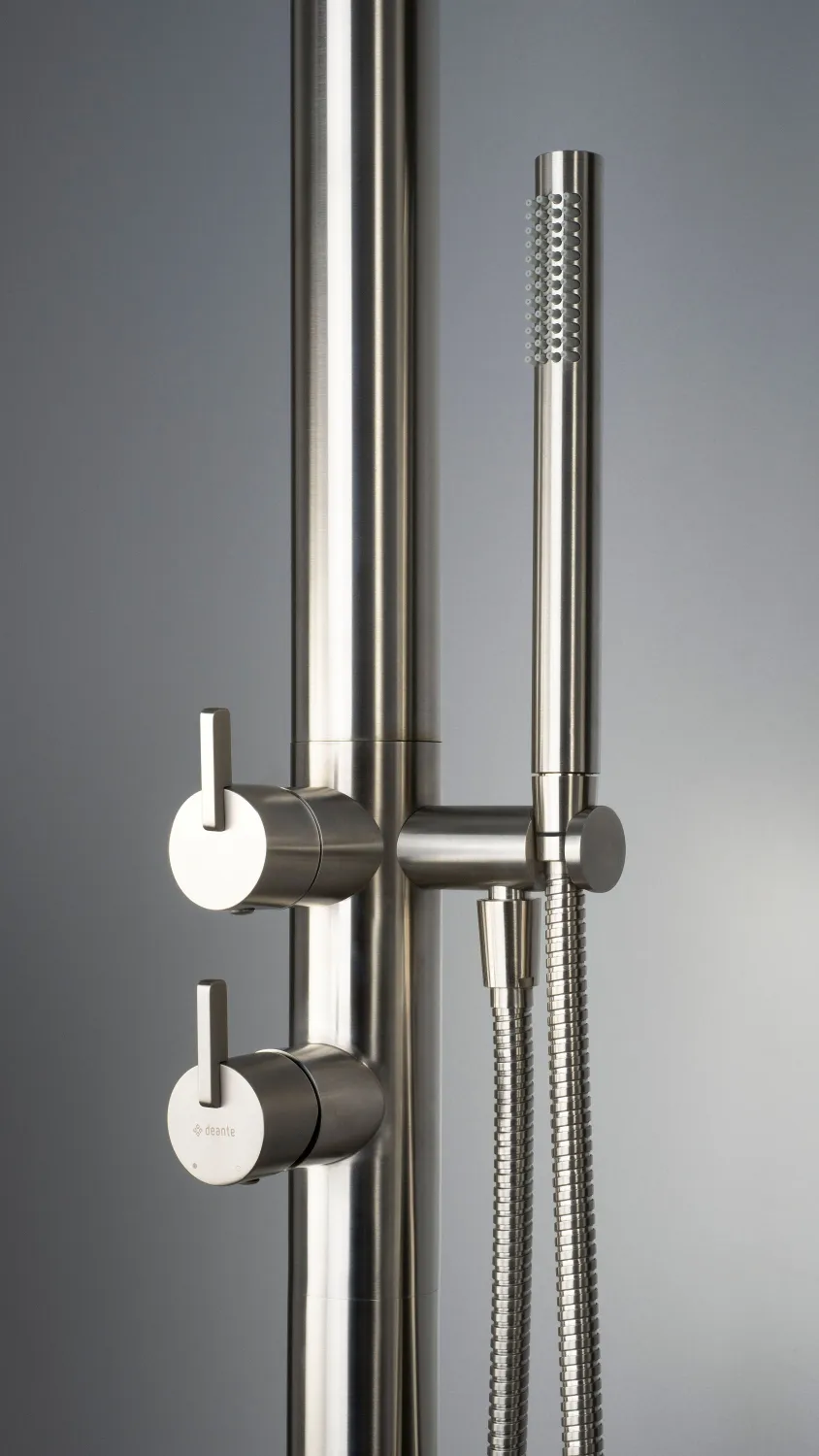 Colonne de douche sur pied Deante Silia avec mitigeur en acier inoxydable brossé et douchette à main.