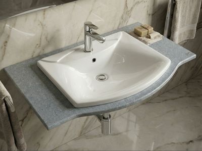 Plan Melody 92 cm avec vasque encastrable Amanda 60 cm Lavabo blanc avec robinet argenté sur comptoir gris, faisant partie de l'ensemble de salle de bain Plan Melody d'Amanda.