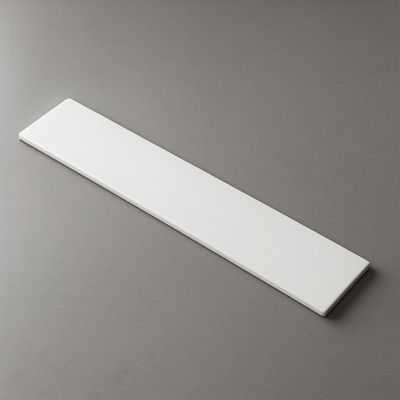 Grille plate Bluestone pour receveurs de douche Galaxite en blanc Grille rectangulaire blanche en pierre bleue pour receveur de douche Galaxite, fabriquée en matériau Marbryx.