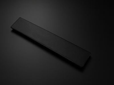 Grille plate Bluestone pour receveurs de douche Galaxite en noir Grille d'évacuation de douche rectangulaire noire, Bluestone Galaxite, en Marbryx, design élégant et plat.