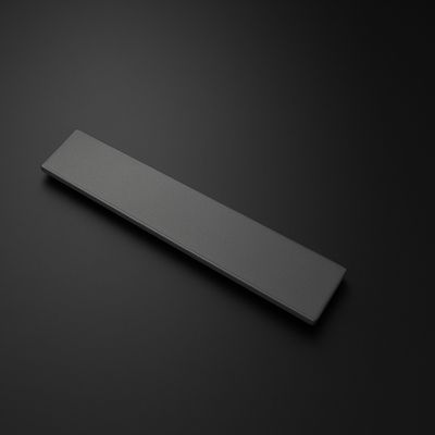 Grille plate Bluestone pour receveurs de douche Galaxite en gris Grille d'évacuation de douche rectangulaire grise, Bluestone Galaxite, fabriquée en Marbryx, avec une finition noire.