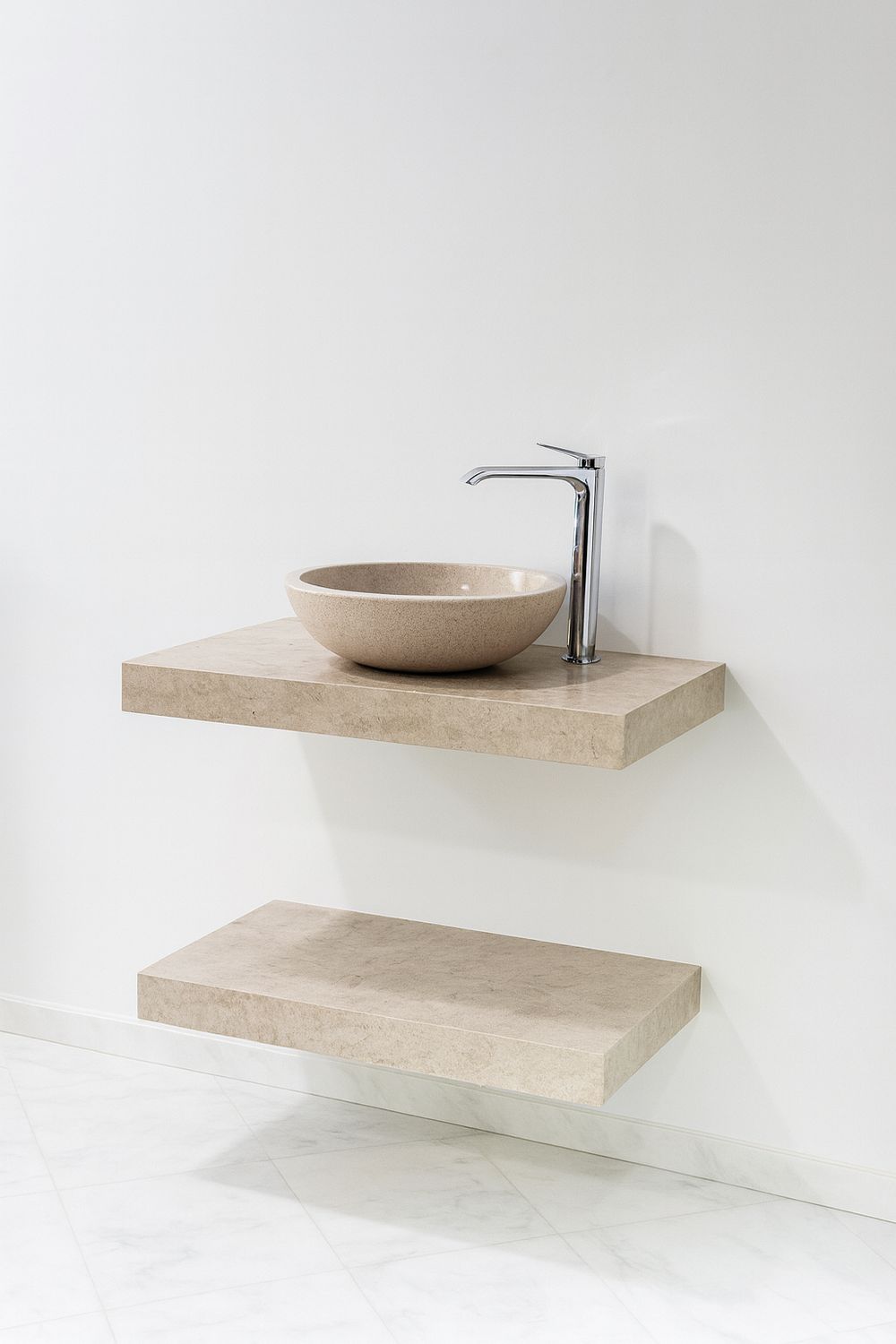 Plan-vasque Utique 80 cm en marbre Kedhel gris avec robinet métallique sur étagère en pierre