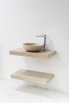 Plan-vasque Utique 80 cm en marbre Kedhel gris avec robinet métallique sur étagère en pierre