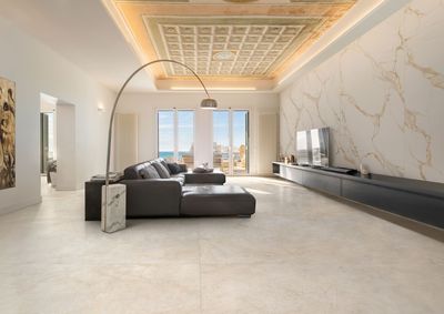 Carrelage de sol en céramique beige mat, 60x120 cm, dans un salon moderne au décor élégant.