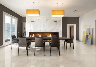 Carrelage céramique beige brillant, Grès cérame Tagina Pietra d'Orvieto, 60 x 120 cm, espace repas moderne.