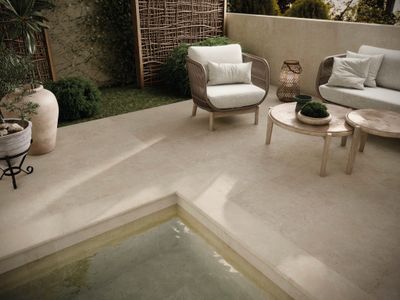 Terrasse extérieure beige avec mobilier, piscine et carrelage Cifre Ceramica Trevia.