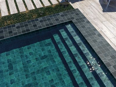 Cifre Ceramica Bali Aquamarine brillant carreaux de piscine bleu-vert brillant 15x15 cm avec bordure foncée.