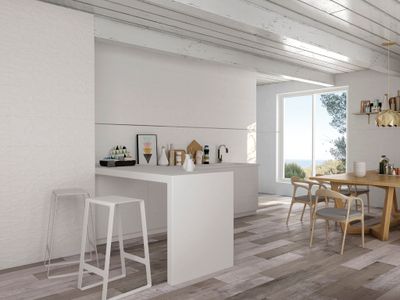 Carrelage mat Faïence Cifre Ceramica Glaciar dans une cuisine et une salle à manger modernes avec un décor blanc.