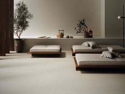 Carreaux Cifre Ceramica Rift Ivory mat 60 x 120 cm dans un intérieur moderne.