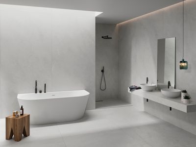 Cifre Ceramica Munich Blanc mat 60 x 120 cm, carreaux de céramique rectifiés dans une salle de bains moderne.