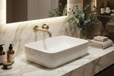 Lavabo rectangulaire en céramique blanche avec robinet doré sur plan de travail en marbre, style Geberit Vasque bol Aniara.