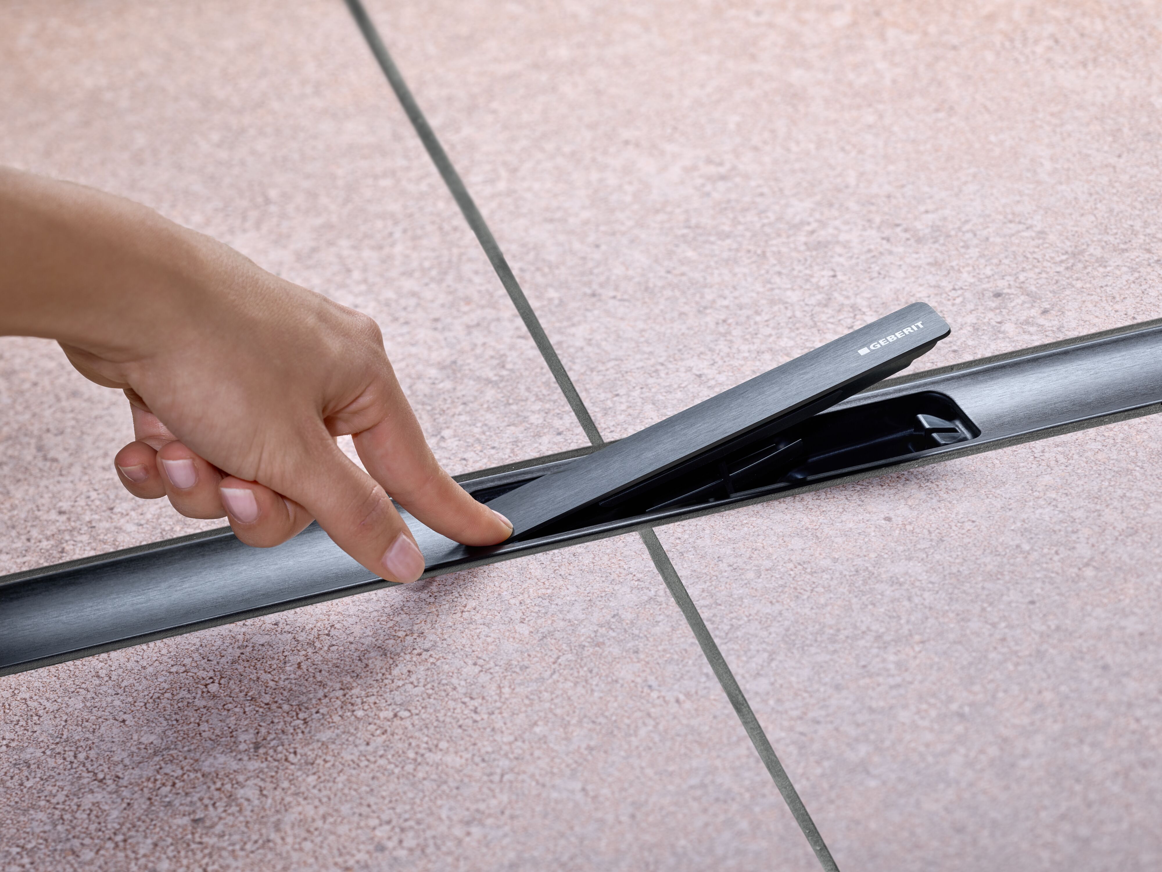 Set de finition Geberit CleanLine30 - Noir mat - Longueur 30 - 110 cm - vue 2