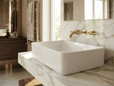 Lavabo rectangulaire en céramique blanche, Deante Square, 50,5 x 35,5 cm, sur un plan de travail en marbre avec robinet doré.
