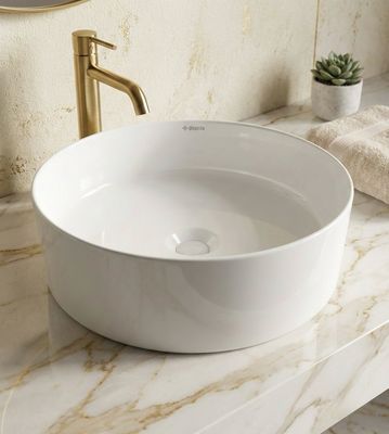 Vasque ronde en céramique blanche Deante, 40 cm de diamètre, robinet doré, sur plan de travail en marbre, lavabo de salle de bain minimaliste.