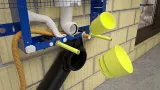 Cadre mural Geberit Combifix Sigma 8cm avec tuyaux et raccords pour installation de toilettes encastrées.