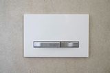 Plaque de commande de chasse d'eau murale blanche Geberit Sigma50 avec boutons en chrome brossé et finition Easy Clean.