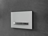 Plaque de commande Geberit Sigma50 blanche avec boutons en chrome brossé et finition Easy Clean.