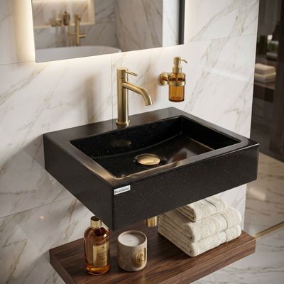 Lavabo mural en granit noir, Lave-mains Aden 35cm, avec robinet doré et fond mural de salle de bain en marbre.