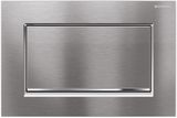 Plaque de finition carrée Geberit Sigma10 en chrome brossé avec bande décorative chromée brillante et revêtement Easy Clean.