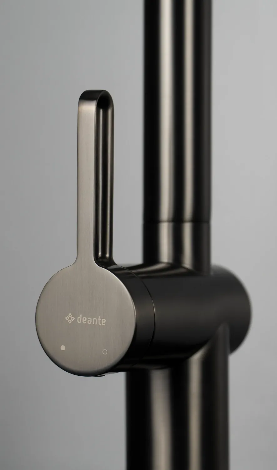 Mitigeur de cuisine Deante Magnetic avec douchette extractible en titane / noir mat 2 jets — vue 3