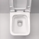 Cuvette de toilette Geberit iCon Square blanche avec technologie Rimfree et fixations invisibles, de forme carrée.