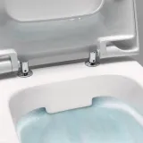 Cuvette de toilette Geberit iCon Square sans rebord, avec fixations invisibles et eau bleue à l'intérieur.