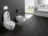 Toilettes suspendues Geberit iCon avec technologie Rimfree et fixations invisibles, de couleur blanche, installées.