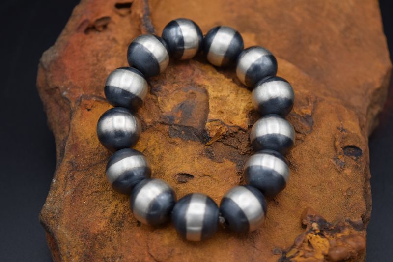 LARGE NAVAJO PEARL BRACELET 18MM