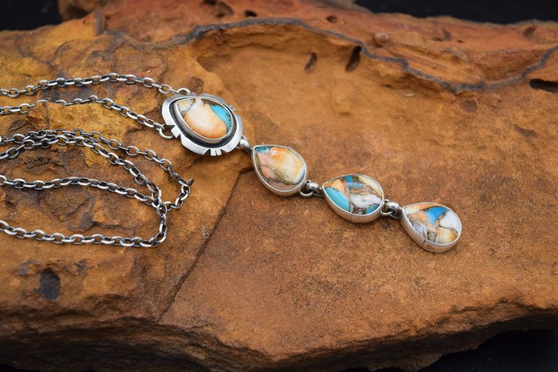 LARIAT NECKLACE, MULTI COLORED