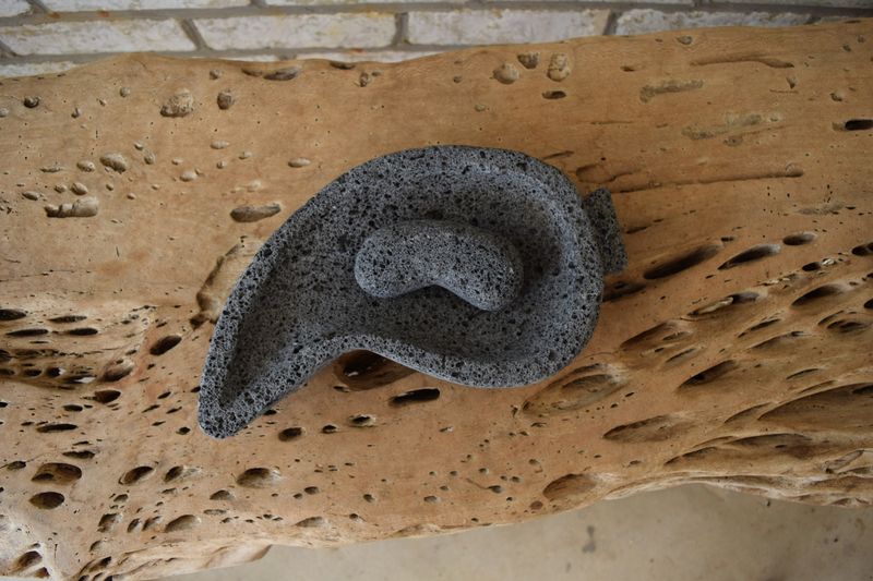 MEDIUM MOLCAJETE PEPPER