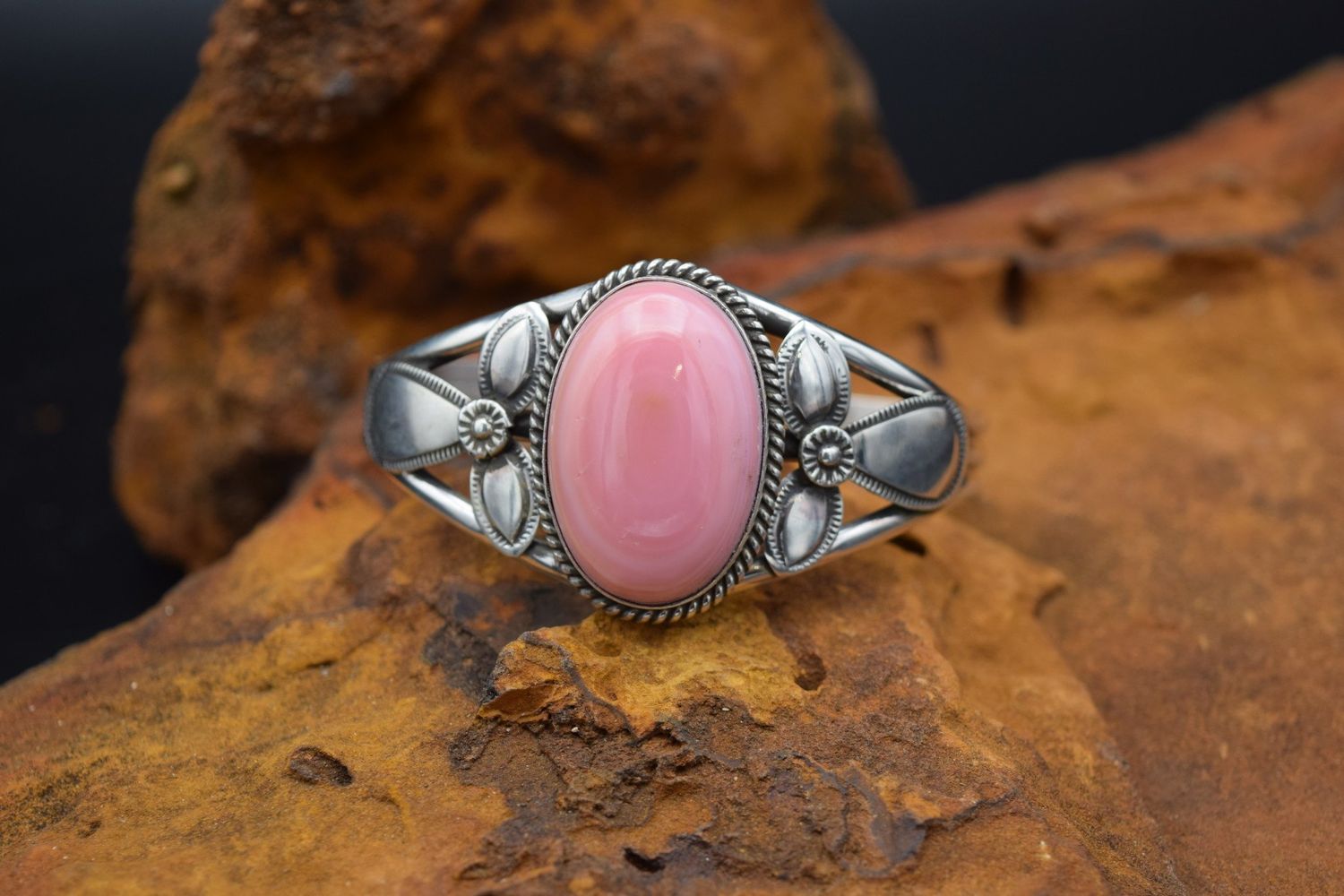 M SPENCER PINK CONCH CUFF (Size: 6.5)