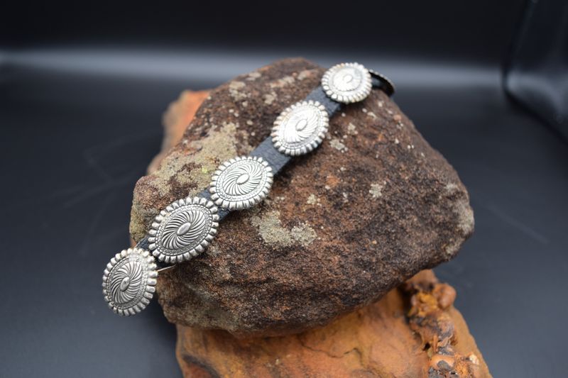 CONCHO LEATHER STRAP BRACELET