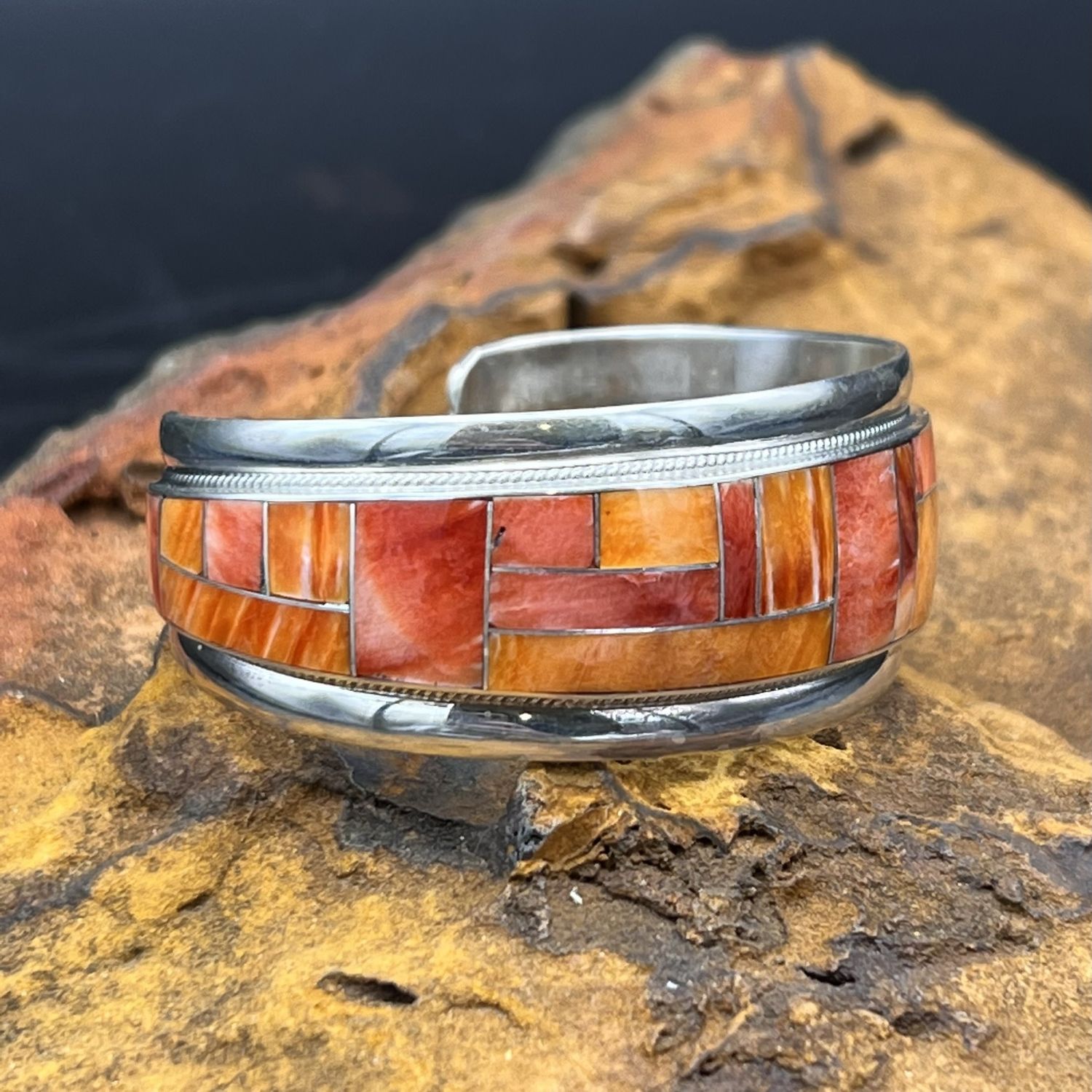ORANGE SPINY INLAY CUFF [6.25&quot;]
