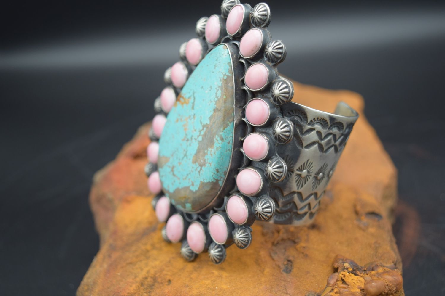 JUAN GUERRO MINE 8 COTTON CANDY CLUSTER CUFF (Size: 6.75&quot;)