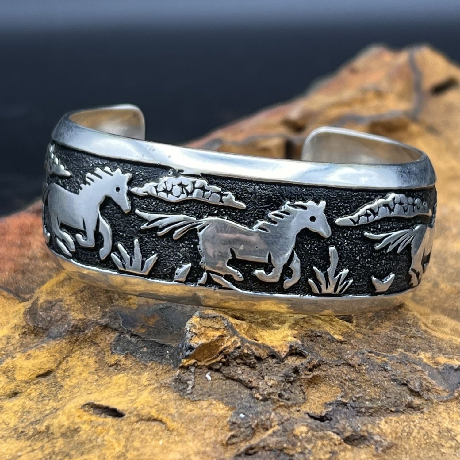 TR SINGER HORSE CUFF [6.75&quot;]
